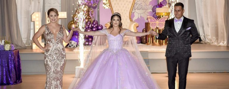 La Venezia Ballroom: 20 Years of Event Excellence With 20 years of experience in the market, La Venezia Ballroom is your expert in creating unforgettable moments. From weddings to Sweet 15/16, baby showers, corporate events, graduations, and more. With our all-inclusive service, you don't have to worry about a thing. We take care of everything: gourmet food, themed decorations, professional DJs, and live entertainment with giant costumed characters. Let us make your dream event a reality!